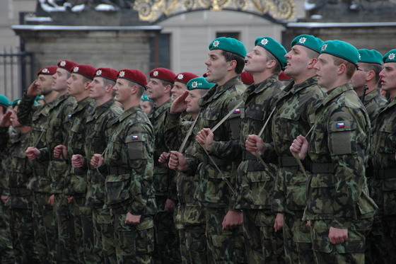 Měla by být znovu zavedena povinná vojenská docházka? Otázkou zůstává, jak by to dnešní zhýčkaní mladíci zvládli