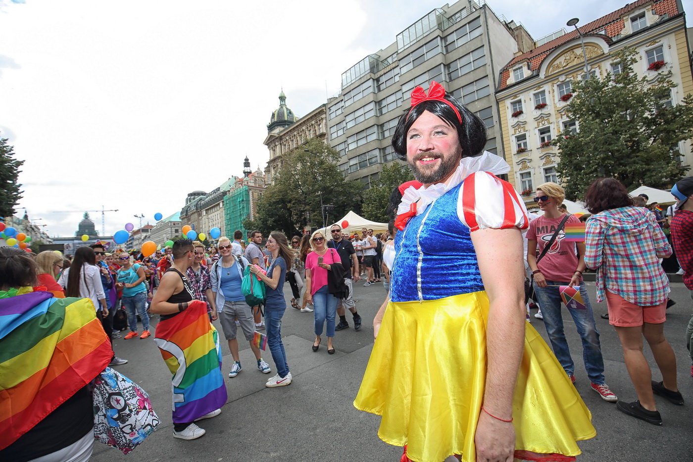 Firmy krachují, lidé přicházejí o práci a&nbsp;Piráti chtějí schválit dotaci 650 tisíc korun na homosexualistický festival