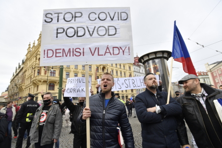 Roušky zabíjí, koronavirus je podvod!