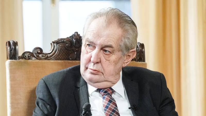 Zeman začne kvůli nemocným nohám používat invalidní vozík