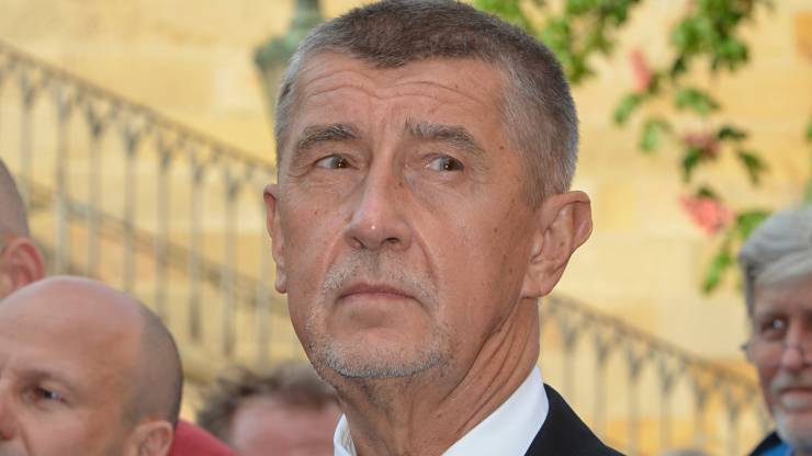 Půjde si Babiš sednout? Virologové a&nbsp;právníci ho viní ze šíření poplašné zprávy