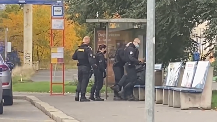 Příslušník Policie ČR bez&nbsp;roušky začal fackovat důchodce na zastávce MHD za to, že neměl roušku! To nevymyslíš!