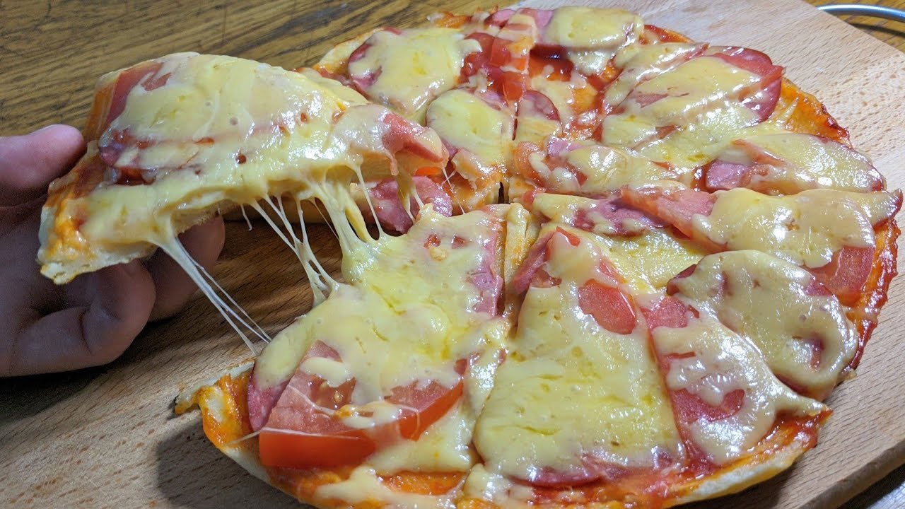 Pizza na pánvi 10 minut - pouze 6 lžic mouky a&nbsp;zakysané smetany: chválila ji celá rodina!