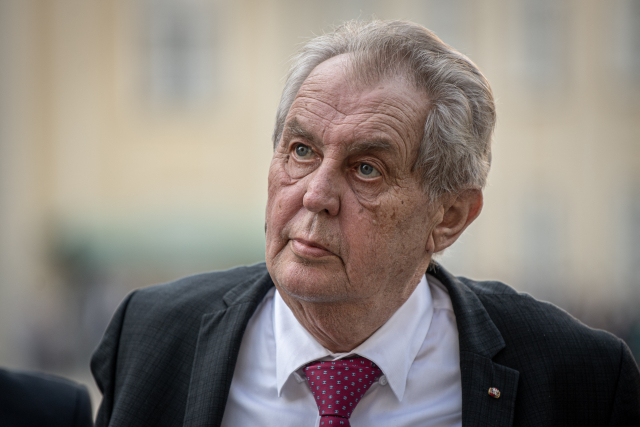 Zeman byl propuštěn z nemocnice. Další léčba bude probíhat v Lánech