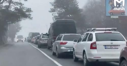 NA SLOVENSKO-UKRAJINSKÉ HRANICI SE TVOŘÍ KOLONY. UKRAJINCI UTÍKAJÍ ZE ZEMĚ