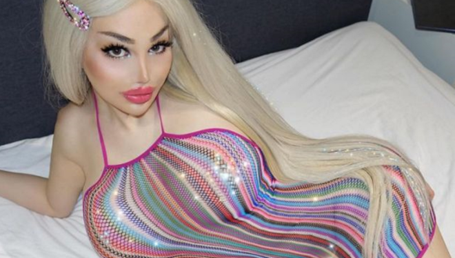 Plastiková BARBIE tvrdí, že nemůže normálně pracovat. Je na to prý až příliš sexy!