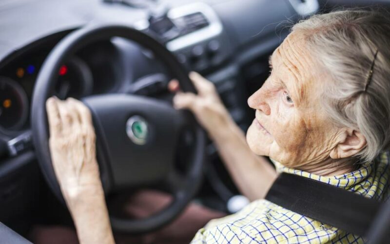 Důchodci budou muset opakovat autoškolu. Někteří už neumí řídit, přijdou o řidičák