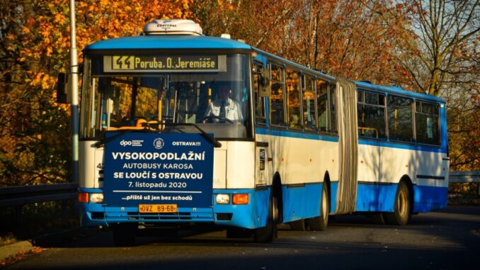 Invalida čekal na poslední autobus. Řidič však předvedl neomluvitelné chování, které pobouřilo cestující