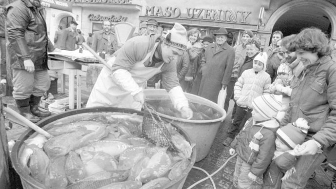 Kapr za dvacku, litr tuzemáku za stovku. Připomeňte si, kolik stály Vánoce za socialismu